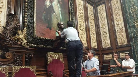 Colau retira el busto del rey Juan Carlos de la sala de Plenos del Ayuntamiento