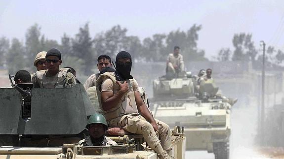 Fuerzas egipcias patrullando la localidad de Sheikh Zuweid, al norte del Sinaí, Egipto.