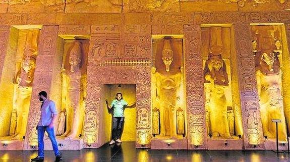 El artesano egipcio Hany Mostafa, en el centro. 