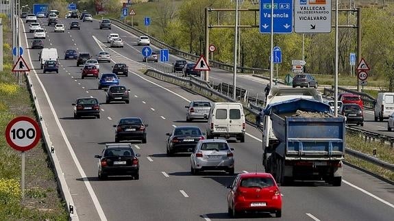 Varios vehículos se desplazan hacia las salidas de Madrid.