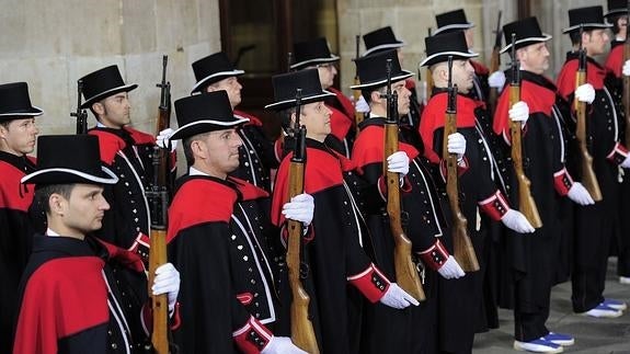 Guardias de honor de los Mossos d'Esquadra. 