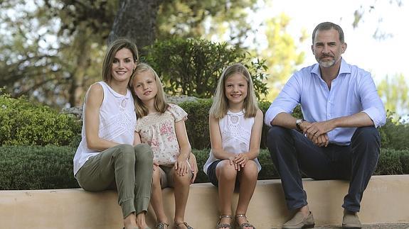 Don Felipe y doña Letizia posan junto a las infantas Leonor y Sofía en Marivent.