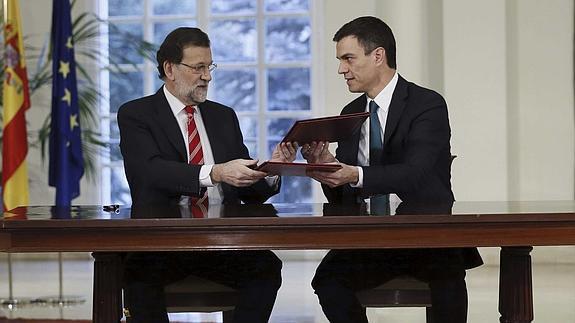 Mariano Rajoy y Pedro Sánchez, en febrero en Moncloa. 