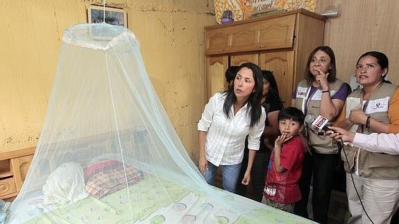 La primera dama peruana, Nadine Heredia, participa en una campaña contra el dengue.