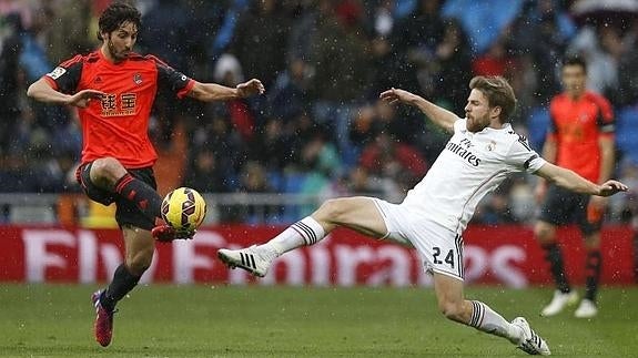 Illarramendi (d) disputa un balón a Granero (i). 