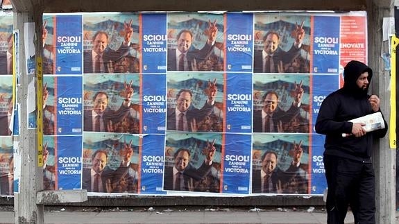 Carteles con la imagen del oficialista Daniel Scioli. 