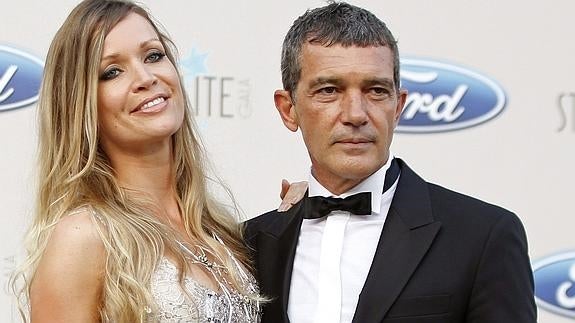 Antonio Banderas, junto a su pareja, Nicole Kimpel. 