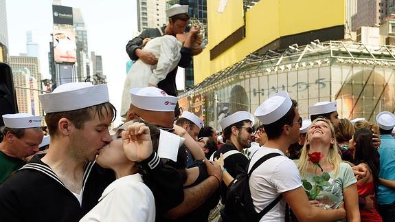 Recreación del famoso beso en Times Square.