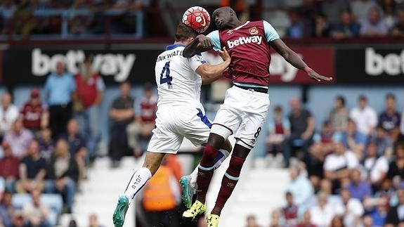 Drinkwater (i) y Kouyate saltan por el balón. 