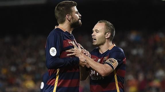 Piqué (i), parado por Iniesta. 