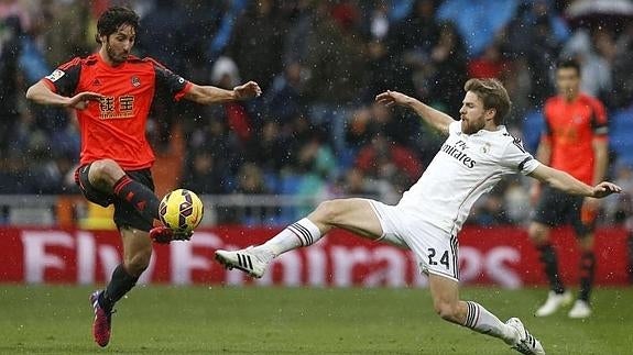 Illarramendi (d) disputa un balón con Granero (i). 