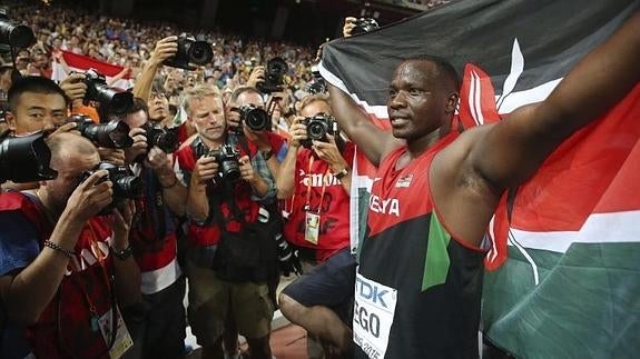 Julius Yego celebra su triunfo. 