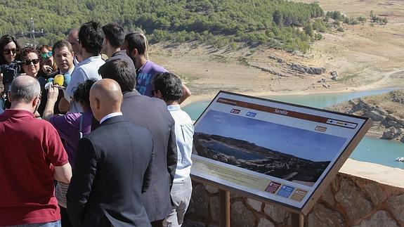 El presidente de Castilla-La Mancha, durante una visita al embalse de Entrepeñas. 