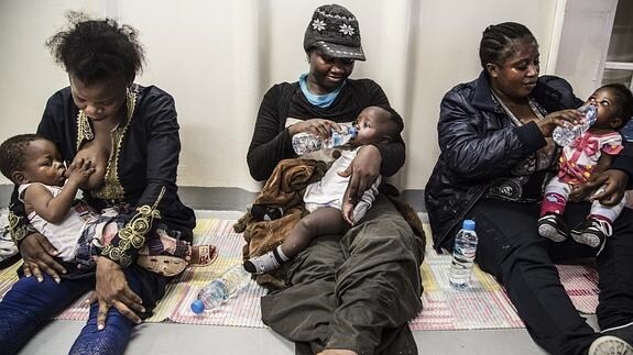 Madres nigerianas, tras alcanzar las costas de Italia..