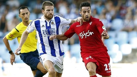 Illarramendi (i), pelea un balón con Jony. 