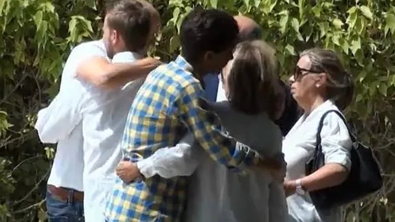 María Teresa Campos recibe un abrazo.