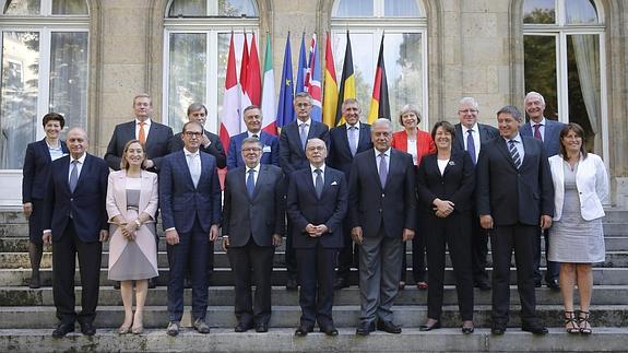 Los ministros posan para los medios antes de la reunión. 