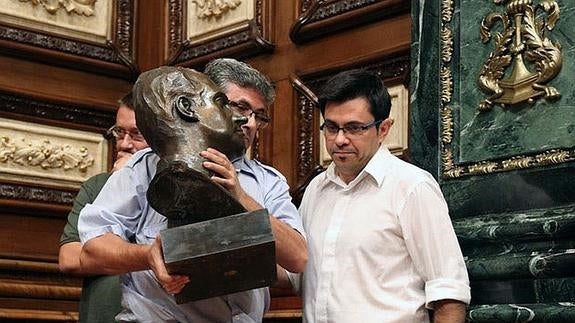 Retirada del busto del rey Juan Carlos I del salón donde se celebran los plenos en Barcelona. 