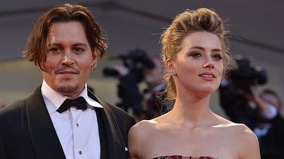 Johnny Depp, junto a su mujer, Amber Heard, ayer en Venecia.