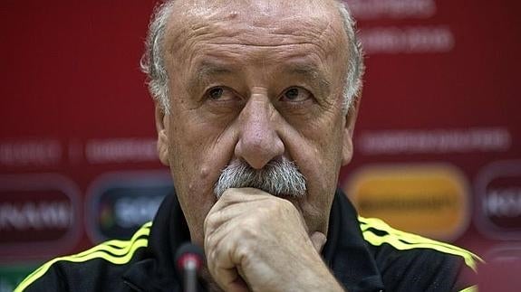 Vicente del Bosque, durante la rueda de prensa en Skopje. 