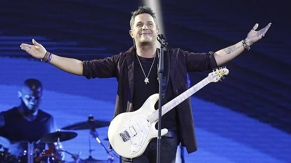 Alejandro Sanz, durante el concierto en el Palacio de los Deportes.