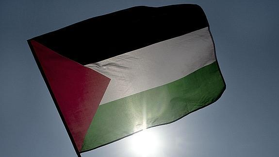 Una bandera palestina ondea al viento.