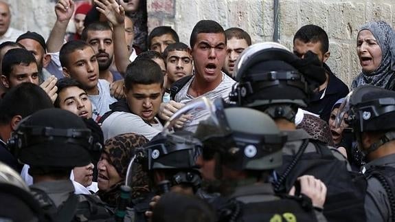 La tensión entre palestinos y la policía israelí es evidente. 