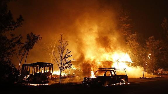 El fuego consume una vivienda y un vehículo en California.