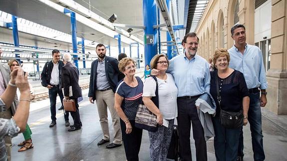 Mariano Rajoy, junto a Xavier García Albiol y simpatizantes en la estación de Lleida. A la izquierda Pedro Sánchez.