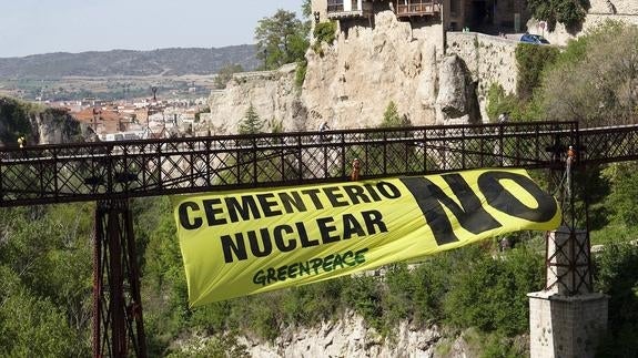 Una pancarta de Greenpeace contra el ATC en Cuenca.