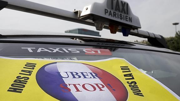 Un taxi de París porta una pancarta en contra de Uber. 