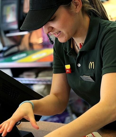 Una joven trabajando en un restaurante de comida rápida. 