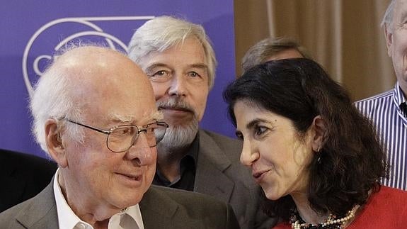 La próxima directora del CERN, Fabiola Gianotti, junto a Peter Higgs