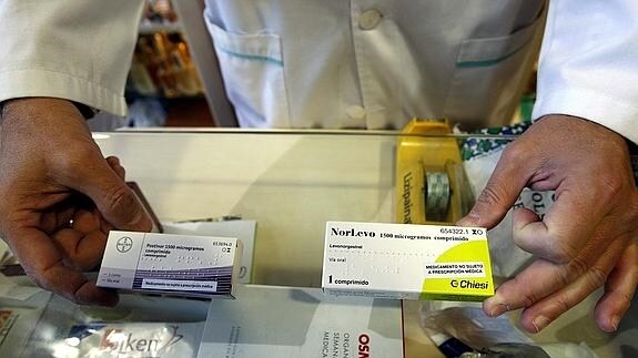 Un farmacéutico muestra píldoras postcoitales.