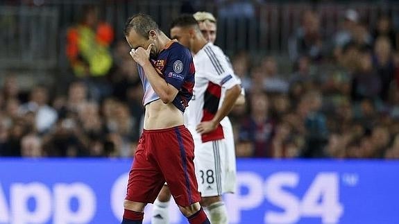 Andrés Iniesta se retira hundido tras lesionarse ante el Leverkusen. 