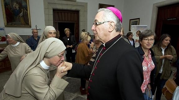 El obispo, este martes, en un encuentro con profesores de Religión. Javier Cotera