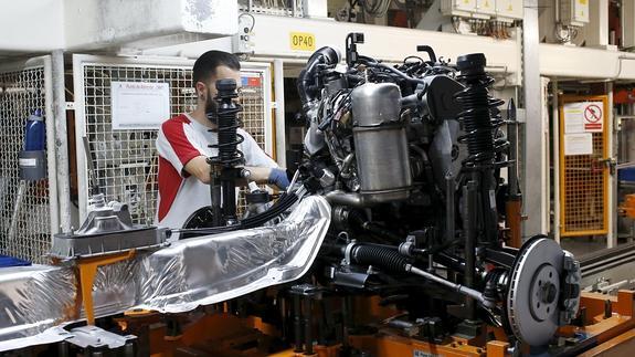 Un operario monta un motor en la fábrica de Seat en Martorell (Barcelona).