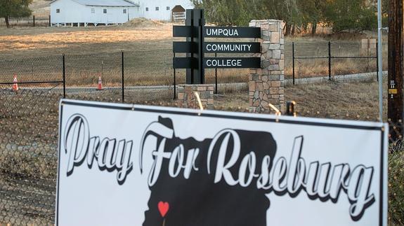 Un cartel recuerda a las víctimas de la masacre del Umpqua Community College, en Roseburg.