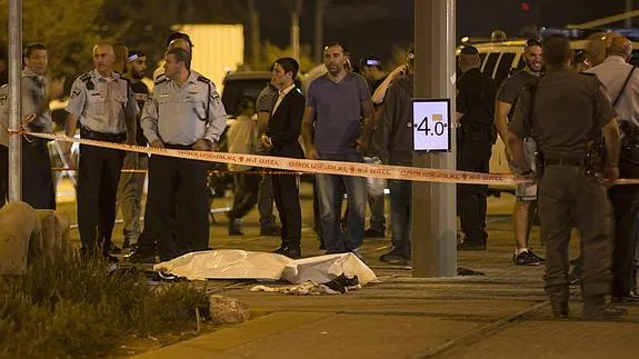 Agentes custodiando el cadáver del joven israelí. 