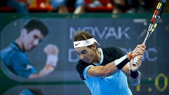 Nadal golpea la pelota. 