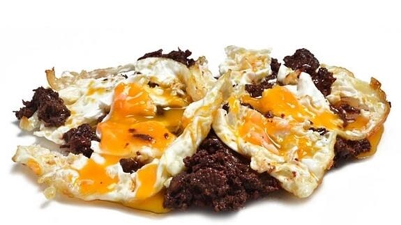 Huevos con morcilla del Índalo Tapas.