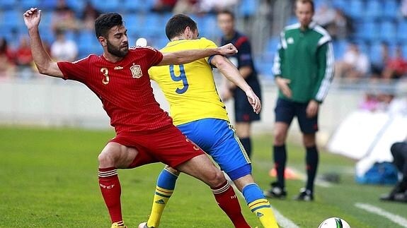 Rubén Duarte (i) disputa un balón con Mrabti. 