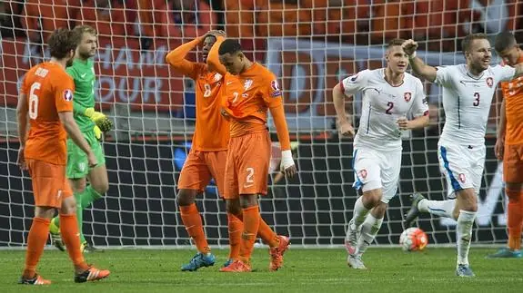 Los jugadores checos celebran un gol contra Holanda. 