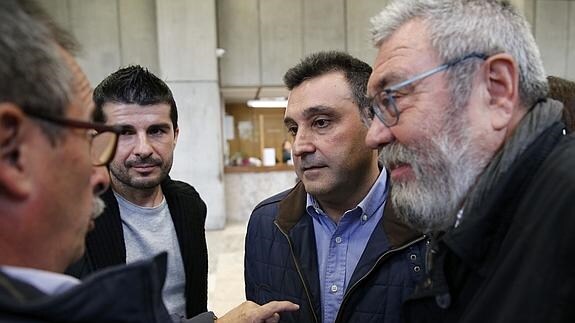 Representantes sindicales, antes de su reunión con Soria. 