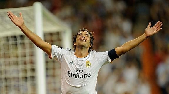 Raúl celebra su gol en el Trofeo Bernabéu en 2013. 