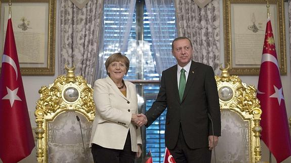 Saludo entre Angela Merkel y Recep Tayyip Erdogan en Ankara.