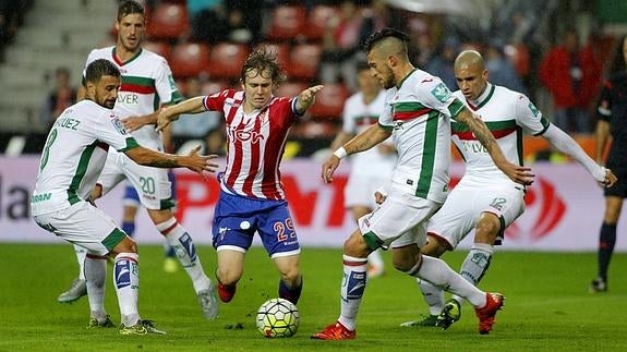 Halilovic intenta regatear a varios jugadores del Granada. 