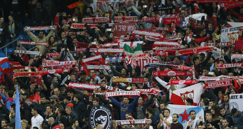 La afición del Sevilla en el Etihad. 