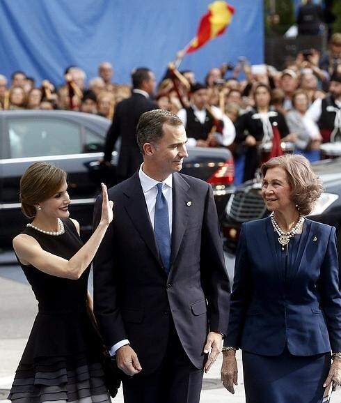 La Reina, de Felipe Varela, junto a Felipe VI y la reina Sofía.