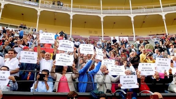 Partidarios de la Escuela protestan, el pasado 4 de octubre, contra la retirada de la subvención.